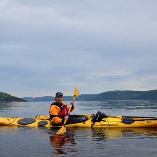 S’appuyant sur les informations couvertes dans les compétences de base, le cours de compétences en kayak de mer de niveau 1 se déroule sur deux jours qui amène les participants au-delà du kayak en eau calme et dans le sport du kayak de mer.