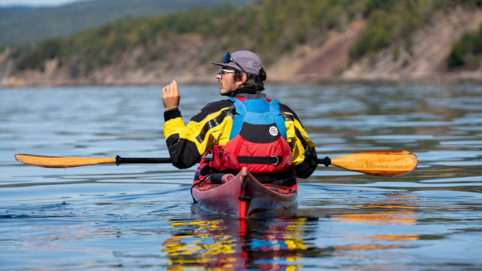 Guide en kayak de mer lors d'une activité découverte des phoques au parc forillon