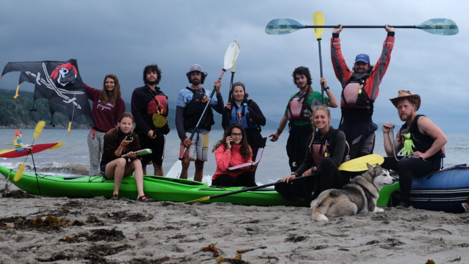Équipe de guide certifié en kayak de mer sur une plage de la Gaspésie
