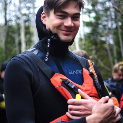 Ayant grandi sur le bord de la mer, Dan cherche toujours une raison d'être dans ou sous les vagues. Amené en Gaspésie à la recherche d'aventure, il passe son temps à plonger, randonner ou en ski mais surtout à profiter du plein air.