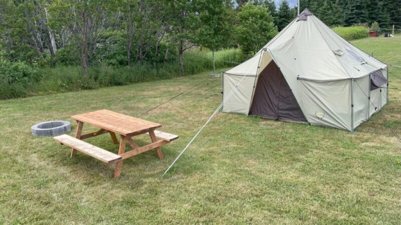 Prêt à camper kahut à la plage de Cap-aux-Os, Gaspé, Gaspésie, Forillon
